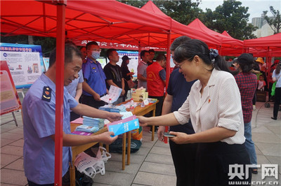 管城回族區(qū) “陽(yáng)光政務(wù)、民心所望”基層政務(wù)公開(kāi)標(biāo)準(zhǔn)化規(guī)范化工作進(jìn)社區(qū)